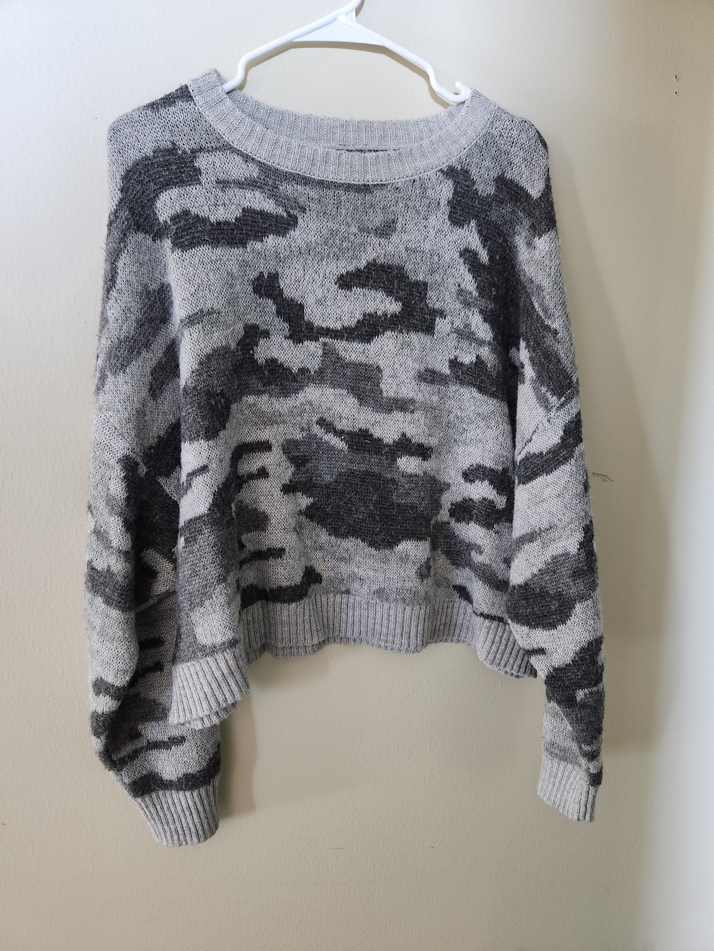 American Eagle Outfitters Gray Camouflage Crewneck Sweater M Medium